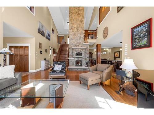 331 Russ Road, Grimsby, ON - Indoor Photo Showing Living Room