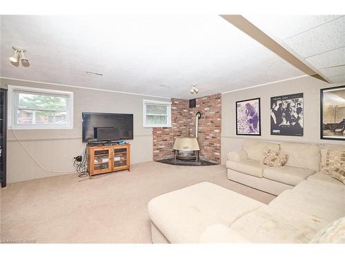 79 Wellbrook Boulevard, Welland, ON - Indoor Photo Showing Living Room