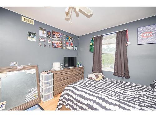 79 Wellbrook Boulevard, Welland, ON - Indoor Photo Showing Bedroom