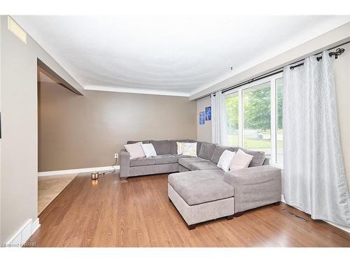 79 Wellbrook Boulevard, Welland, ON - Indoor Photo Showing Living Room