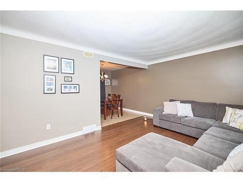 79 Wellbrook Boulevard, Welland, ON - Indoor Photo Showing Living Room