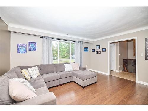 79 Wellbrook Boulevard, Welland, ON - Indoor Photo Showing Living Room