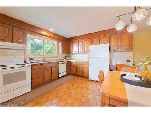 185 Nugent Drive, Hamilton, ON - Indoor Photo Showing Kitchen With Double Sink