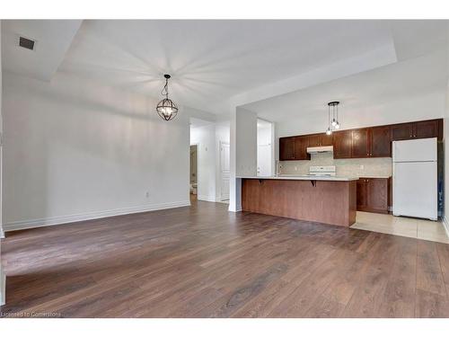 105-5070 Fairview Street, Burlington, ON - Indoor Photo Showing Kitchen