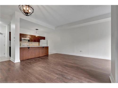 105-5070 Fairview Street, Burlington, ON - Indoor Photo Showing Kitchen