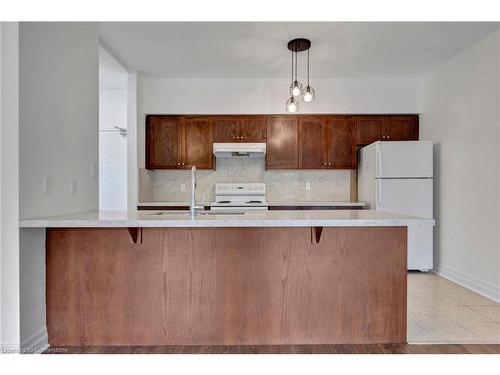 105-5070 Fairview Street, Burlington, ON - Indoor Photo Showing Kitchen