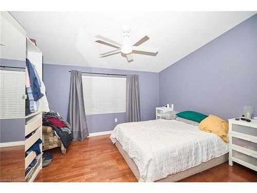 6073 Dixon Street, Niagara Falls, ON - Indoor Photo Showing Bedroom