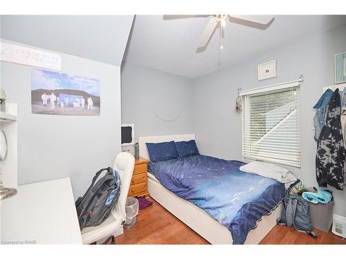 6073 Dixon Street, Niagara Falls, ON - Indoor Photo Showing Bedroom