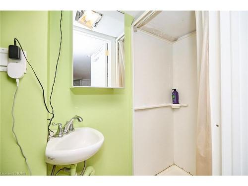 6073 Dixon Street, Niagara Falls, ON - Indoor Photo Showing Bathroom