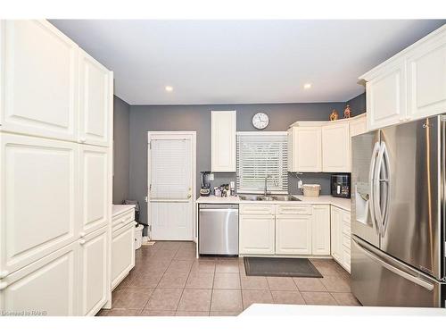 6073 Dixon Street, Niagara Falls, ON - Indoor Photo Showing Kitchen