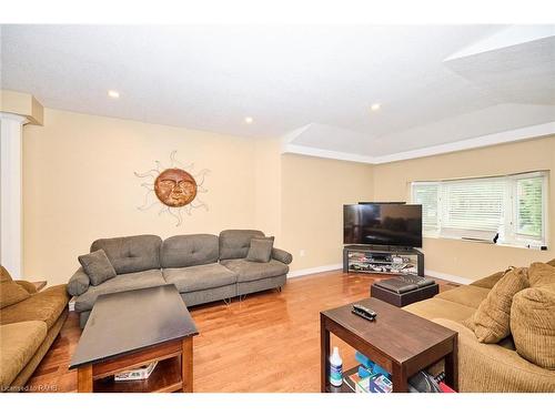 6073 Dixon Street, Niagara Falls, ON - Indoor Photo Showing Living Room