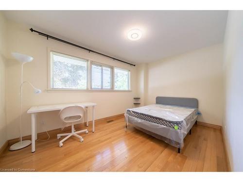 Room4-47 Westminster Avenue, Hamilton, ON - Indoor Photo Showing Bedroom