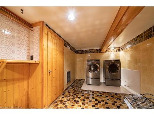 Room4-47 Westminster Avenue, Hamilton, ON - Indoor Photo Showing Laundry Room