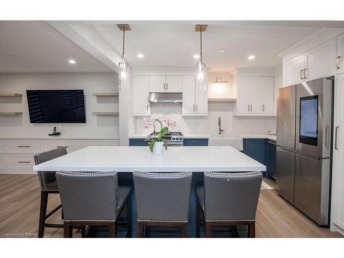 22-1809 Upper Wentworth Street, Hamilton, ON - Indoor Photo Showing Kitchen With Upgraded Kitchen