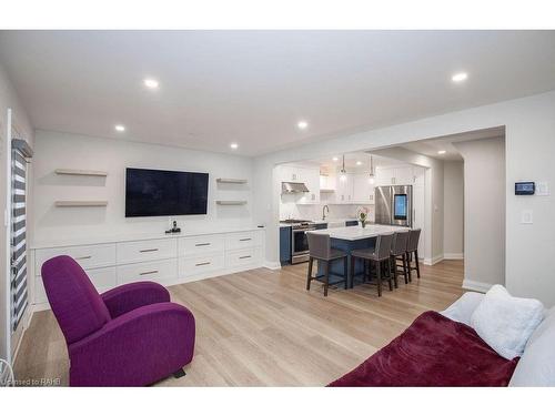 22-1809 Upper Wentworth Street, Hamilton, ON - Indoor Photo Showing Living Room