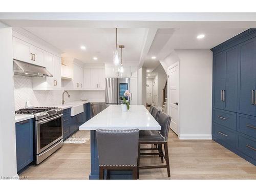 22-1809 Upper Wentworth Street, Hamilton, ON - Indoor Photo Showing Kitchen With Upgraded Kitchen