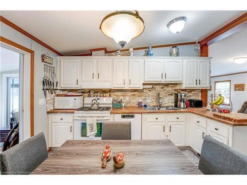 395-3033 Townline Road, Stevensville, ON - Indoor Photo Showing Kitchen With Double Sink