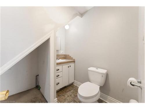 411 Mary Street, Hamilton, ON - Indoor Photo Showing Bathroom