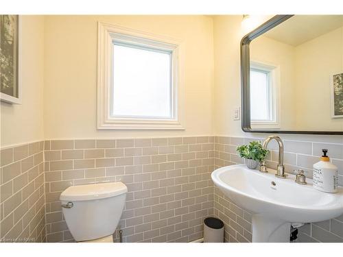 28 Ottawa Street N, Cayuga, ON - Indoor Photo Showing Bathroom