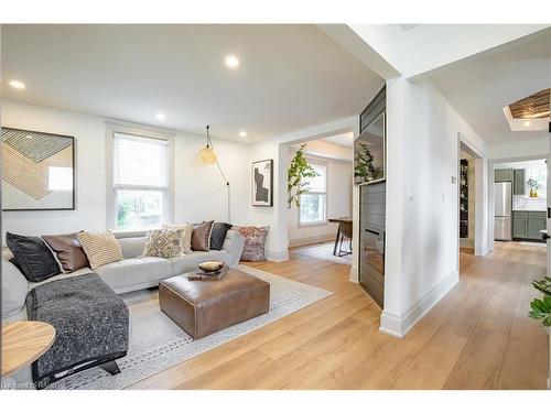 28 Ottawa Street N, Cayuga, ON - Indoor Photo Showing Living Room