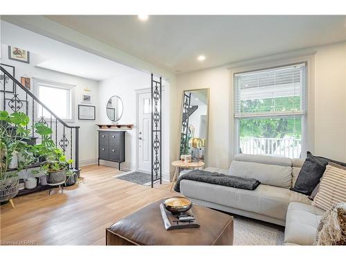 28 Ottawa Street N, Cayuga, ON - Indoor Photo Showing Living Room