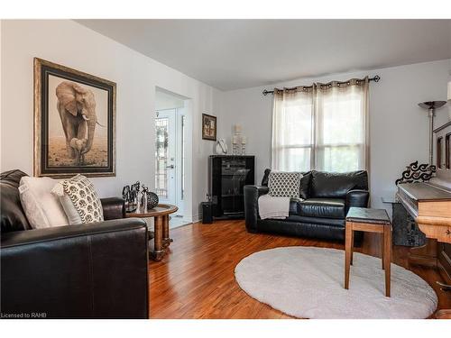 7624 Bernadette Crescent, Niagara Falls, ON - Indoor Photo Showing Living Room