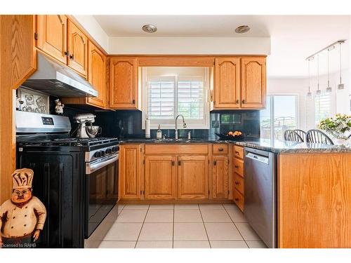 7624 Bernadette Crescent, Niagara Falls, ON - Indoor Photo Showing Kitchen