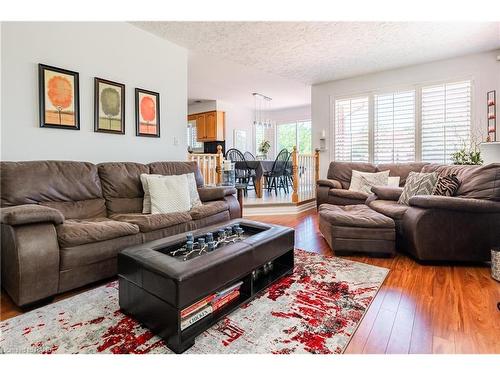 7624 Bernadette Crescent, Niagara Falls, ON - Indoor Photo Showing Living Room