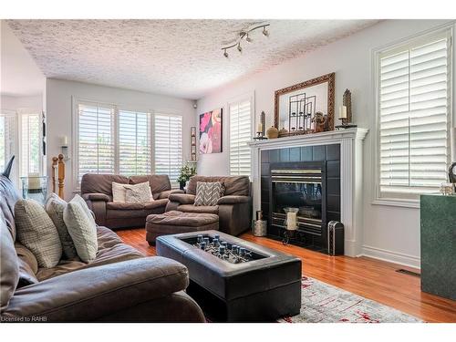 7624 Bernadette Crescent, Niagara Falls, ON - Indoor Photo Showing Living Room With Fireplace