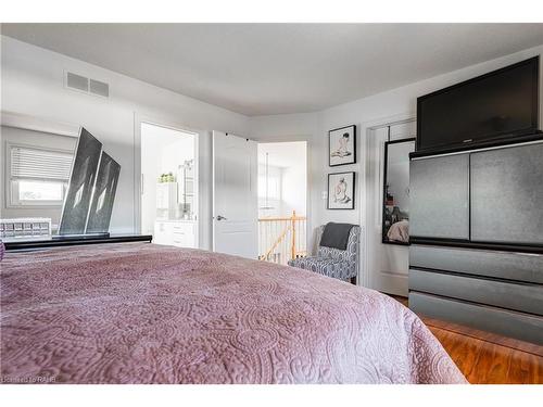 7624 Bernadette Crescent, Niagara Falls, ON - Indoor Photo Showing Bedroom