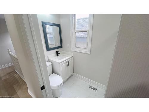 89 Newlands Avenue, Hamilton, ON - Indoor Photo Showing Bathroom