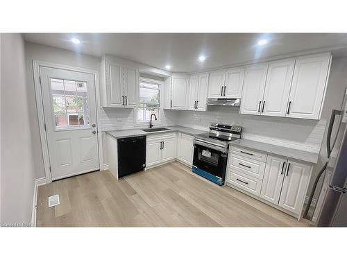 89 Newlands Avenue, Hamilton, ON - Indoor Photo Showing Kitchen