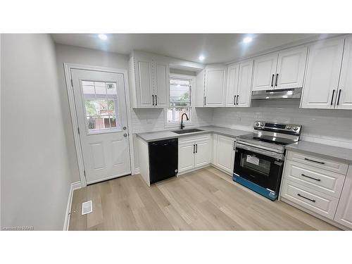 89 Newlands Avenue, Hamilton, ON - Indoor Photo Showing Kitchen