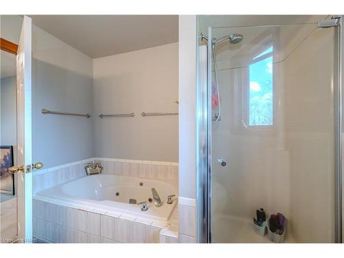 1930 West River Road, Cambridge, ON - Indoor Photo Showing Bathroom