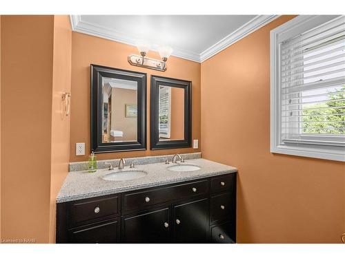 1465 Jefferson Road, Burlington, ON - Indoor Photo Showing Bathroom