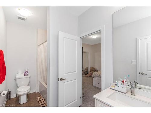 90 Spitfire Drive, Mount Hope, ON - Indoor Photo Showing Bathroom