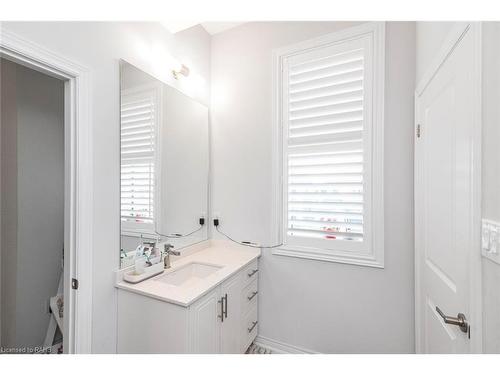 90 Spitfire Drive, Mount Hope, ON - Indoor Photo Showing Bathroom