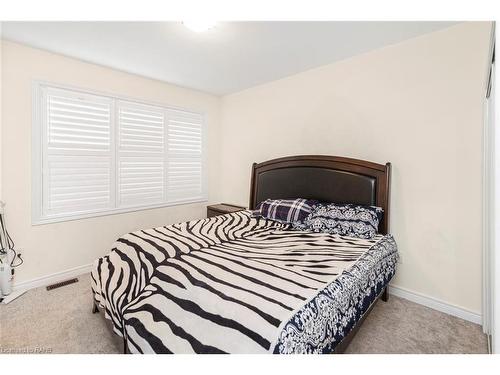 90 Spitfire Drive, Mount Hope, ON - Indoor Photo Showing Bedroom