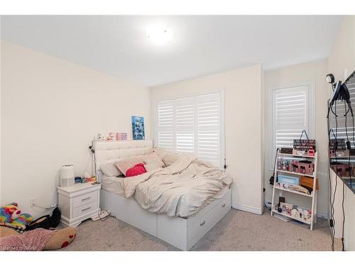 90 Spitfire Drive, Mount Hope, ON - Indoor Photo Showing Bedroom