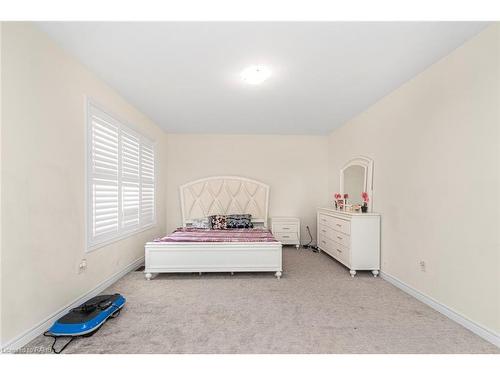 90 Spitfire Drive, Mount Hope, ON - Indoor Photo Showing Bedroom