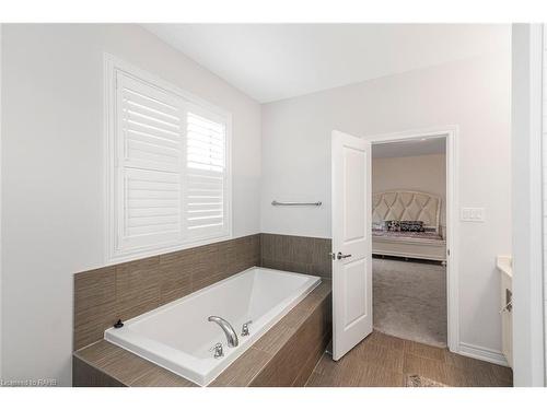 90 Spitfire Drive, Mount Hope, ON - Indoor Photo Showing Bathroom