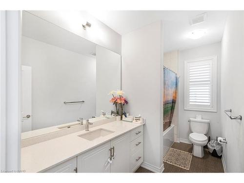 90 Spitfire Drive, Mount Hope, ON - Indoor Photo Showing Bathroom