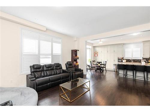 90 Spitfire Drive, Mount Hope, ON - Indoor Photo Showing Living Room