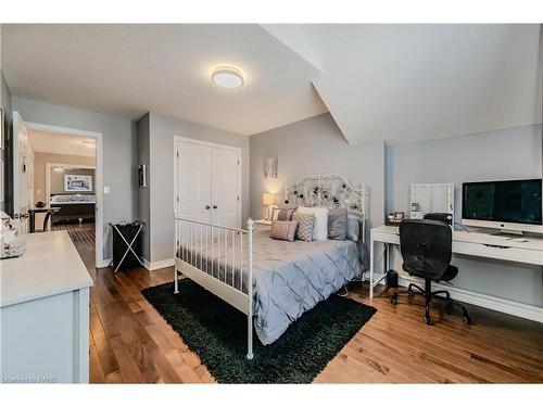 60 Springbreeze Heights, Hamilton, ON - Indoor Photo Showing Bedroom