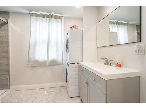 68 Harrison Avenue, Hamilton, ON - Indoor Photo Showing Bathroom