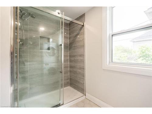 68 Harrison Avenue, Hamilton, ON - Indoor Photo Showing Bathroom