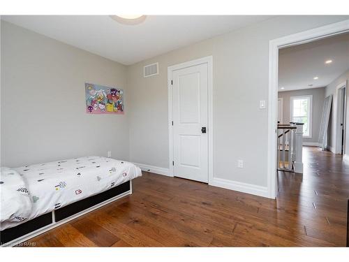 1096 Westbrook Road, Hamilton, ON - Indoor Photo Showing Bedroom