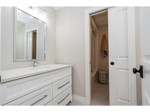 1096 Westbrook Road, Hamilton, ON - Indoor Photo Showing Bathroom