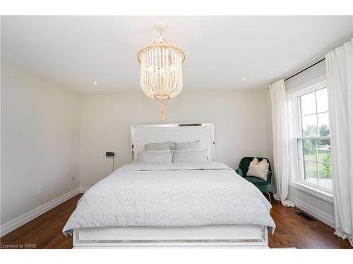 1096 Westbrook Road, Hamilton, ON - Indoor Photo Showing Bedroom