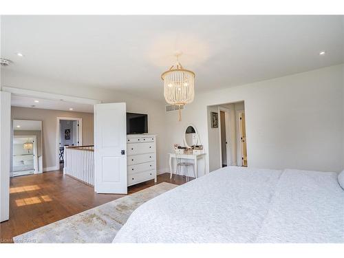 1096 Westbrook Road, Hamilton, ON - Indoor Photo Showing Bedroom